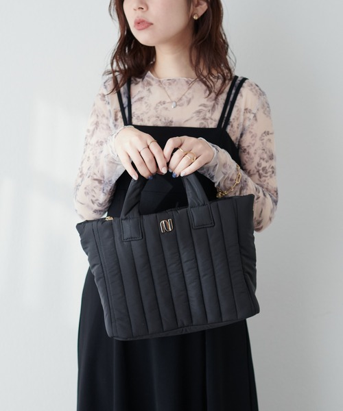 natural couture(ナチュラルクチュール)の「軽量キルトNショルダー(ショルダーバッグ・レディース・アイボリー/グレイッシュベージュ/サックスブルー/ブラック・FREE)」の7枚目の写真