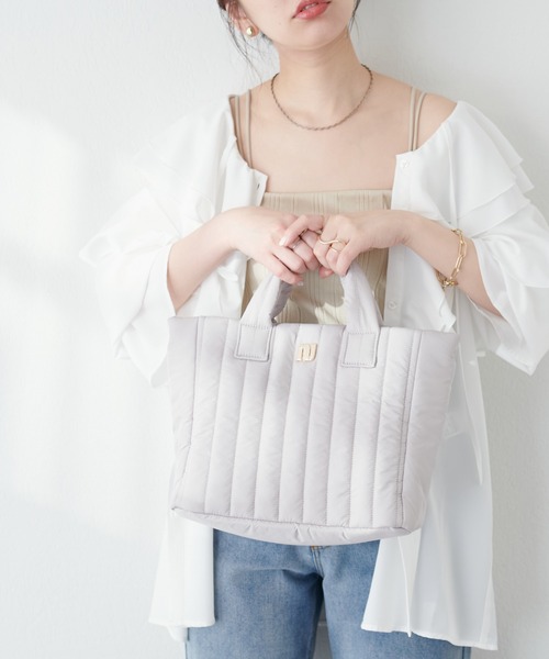 natural couture(ナチュラルクチュール)の「軽量キルトNショルダー(ショルダーバッグ・レディース・アイボリー/グレイッシュベージュ/サックスブルー/ブラック・FREE)」の9枚目の写真
