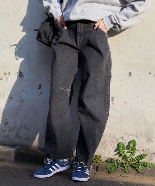 FREAK'S STORE(フリークスストア)の「SOMETHING × FREAK'S STORE/サムシング 別注 TUCK CURVE WIDE/タックカーブワイド/カーブデニム/デニムパンツ(デニムパンツ・レディース・ネイビー/サックスブルー/ブラック・SMALL/MEDIUM)」の6枚目の写真