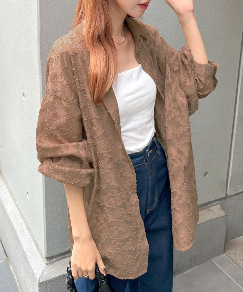 Futier land(フューティアランド)の「大人っぽく着こなす主役アイテム。ジャガードフラワーシアーシャツ(シャツ/ブラウス・レディース・ライトグリーン/アイボリー/グレー/ブラック/ブラウン/ライトブルー/ライトピンク・FREE/SMALL)」の4枚目の写真