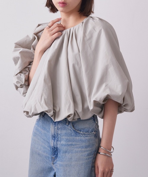 MAISON BREEZE（メゾンブリーズ）の「【MAISON BREEZE】ショートバルーンギャザーブルオーバー trc（シャツ/ブラウス・レディース・ブラック/オフホワイト/グレー・FREE）」の3枚目の写真