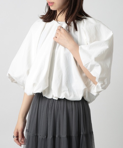 MAISON BREEZE（メゾンブリーズ）の「【MAISON BREEZE】ショートバルーンギャザーブルオーバー trc（シャツ/ブラウス・レディース・ブラック/オフホワイト/グレー・FREE）」の4枚目の写真