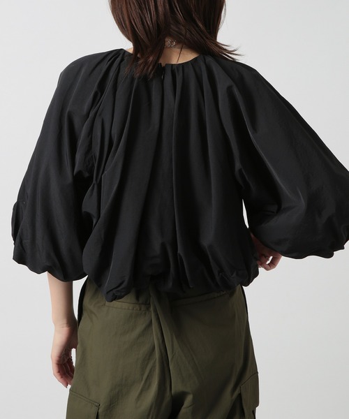 MAISON BREEZE（メゾンブリーズ）の「【MAISON BREEZE】ショートバルーンギャザーブルオーバー trc（シャツ/ブラウス・レディース・ブラック/オフホワイト/グレー・FREE）」の10枚目の写真