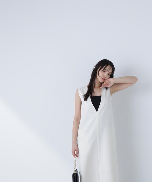 NATURAL BEAUTY BASIC(ナチュラルビューティーベーシック)の「◇カルゼストレッチシリーズ ナロージャンスカ(ジャンパースカート・レディース・ベージュ/ブラック/オフホワイト・MEDIUM/SMALL)」の5枚目の写真