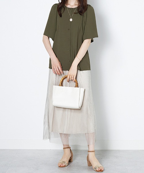 BELLUNA PLUS（ベルーナ）の「お手入れ楽々！ビンテージ素材ブラウス（シャツ/ブラウス・レディース・カーキブラウン/ブルーグレー/イエロー/ネイビー・MEDIUM/X-LARGE/LARGE）」の16枚目の写真