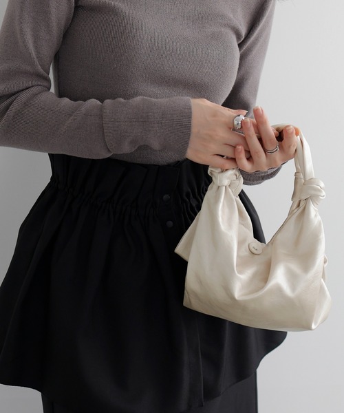 LIAN(リアン)の「サテンハンドバッグ(ハンドバッグ・レディース・ブラウン/アイボリー/ブラック・FREE)」の2枚目の写真