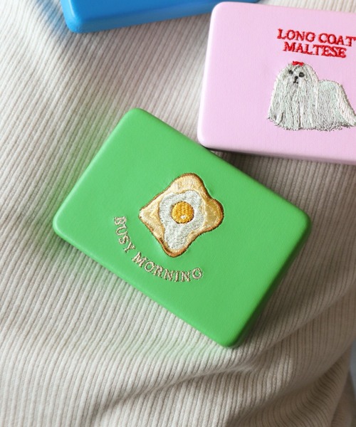 Three Four Time（ｽﾘｰﾌｫｰﾀｲﾑ）の「【JOliJOli】フェイバリットシングスキャリング刺繍コンパクトミラーケース　＠（その他小物・レディース・グリーン/ピンク/ブルー/シルバー・FREE）」の2枚目の写真
