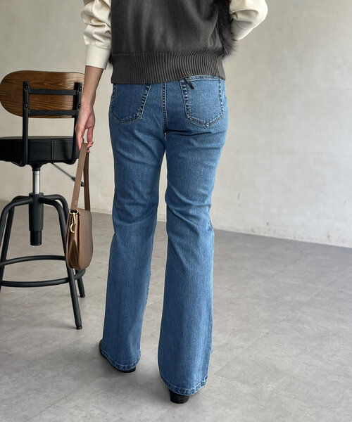 Chez toi(シェトワ)の「セミフレアデニムパンツ(デニムパンツ・レディース・インディゴブルー/ブルー/サックスブルー・MEDIUM/SMALL)」の12枚目の写真