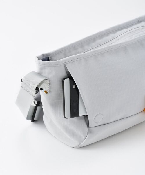 TRAVEL SHOP MILESTO（トラベルショップミレスト）の「Hutte メッセンジャーバッグ S（メッセンジャーバッグ・レディース・ダークグレー/ブラック/ライトグレー・ﾌﾘ-）」の9枚目の写真