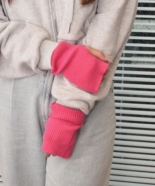VIBGYOR Women（ヴィブジョー　ウィメン）の「【float】《推し活/推しカラー/メンカラ》リブニット 無地 アームカバー /アームウォーマー【15色展開】（アームカバー・レディース・アイボリー/ブラック/ライトブルー/ダークグリーン/ブルー/ダークグレー/ベージュ/パープル/イエロー/ライトグレー/ブラウン/ライム/ピンク/レッド/グリーン・FREE）」の14枚目の写真