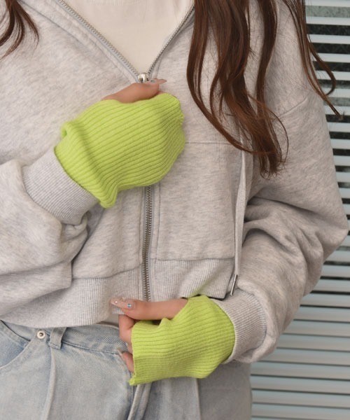 VIBGYOR Women（ヴィブジョー　ウィメン）の「【float】《推し活/推しカラー/メンカラ》リブニット 無地 アームカバー /アームウォーマー【15色展開】（アームカバー・レディース・アイボリー/ブラック/ライトブルー/ダークグリーン/ブルー/ダークグレー/ベージュ/パープル/イエロー/ライトグレー/ブラウン/ライム/ピンク/レッド/グリーン・FREE）」の8枚目の写真