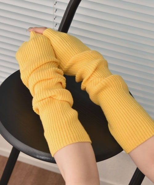 VIBGYOR Women（ヴィブジョー　ウィメン）の「【float】《推し活/推しカラー/メンカラ》リブニット 無地 アームカバー /アームウォーマー【15色展開】（アームカバー・レディース・アイボリー/ブラック/ライトブルー/ダークグリーン/ブルー/ダークグレー/ベージュ/パープル/イエロー/ライトグレー/ブラウン/ライム/ピンク/レッド/グリーン・FREE）」の13枚目の写真