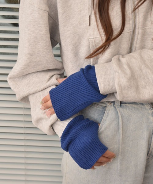 VIBGYOR Women（ヴィブジョー　ウィメン）の「【float】《推し活/推しカラー/メンカラ》リブニット 無地 アームカバー /アームウォーマー【15色展開】（アームカバー・レディース・アイボリー/ブラック/ライトブルー/ダークグリーン/ブルー/ダークグレー/ベージュ/パープル/イエロー/ライトグレー/ブラウン/ライム/ピンク/レッド/グリーン・FREE）」の11枚目の写真