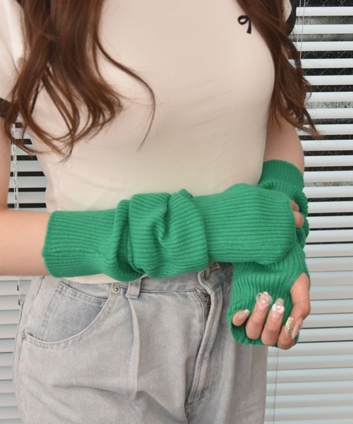 VIBGYOR Women（ヴィブジョー　ウィメン）の「【float】《推し活/推しカラー/メンカラ》リブニット 無地 アームカバー /アームウォーマー【15色展開】（アームカバー・レディース・アイボリー/ブラック/ライトブルー/ダークグリーン/ブルー/ダークグレー/ベージュ/パープル/イエロー/ライトグレー/ブラウン/ライム/ピンク/レッド/グリーン・FREE）」の9枚目の写真