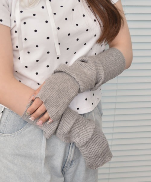 VIBGYOR Women（ヴィブジョー　ウィメン）の「【float】《推し活/推しカラー/メンカラ》リブニット 無地 アームカバー /アームウォーマー【15色展開】（アームカバー・レディース・アイボリー/ブラック/ライトブルー/ダークグリーン/ブルー/ダークグレー/ベージュ/パープル/イエロー/ライトグレー/ブラウン/ライム/ピンク/レッド/グリーン・FREE）」の3枚目の写真