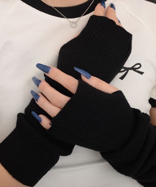 VIBGYOR Women（ヴィブジョー　ウィメン）の「【float】《推し活/推しカラー/メンカラ》リブニット 無地 アームカバー /アームウォーマー【15色展開】（アームカバー・レディース・アイボリー/ブラック/ライトブルー/ダークグリーン/ブルー/ダークグレー/ベージュ/パープル/イエロー/ライトグレー/ブラウン/ライム/ピンク/レッド/グリーン・FREE）」の2枚目の写真