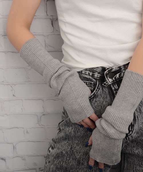 VIBGYOR Women（ヴィブジョー　ウィメン）の「【float】《推し活/推しカラー/メンカラ》リブニット 無地 アームカバー /アームウォーマー【15色展開】（アームカバー・レディース・アイボリー/ブラック/ライトブルー/ダークグリーン/ブルー/ダークグレー/ベージュ/パープル/イエロー/ライトグレー/ブラウン/ライム/ピンク/レッド/グリーン・FREE）」の21枚目の写真