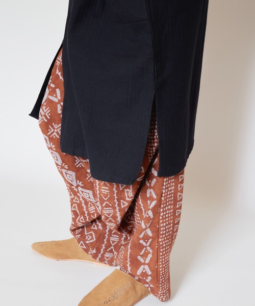 チャイハネ（チャイハネ）の「【チャイハネ】コットンヘリンボーン バンドカラーMEN'Sロングシャツ（シャツ/ブラウス・メンズ・ホワイト/ブラック/レッド/ターコイズブルー/キャメル・FREE）」の9枚目の写真