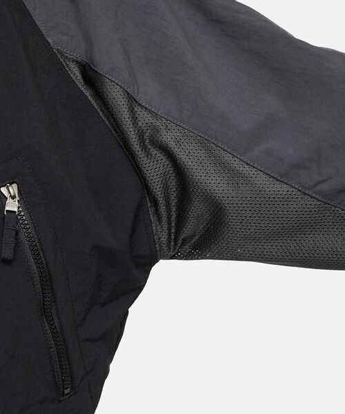 NIKE（ナイキ）の「ナイキ スポーツウェア アンプリファイ ジュニア ウーブン フルジップ ジャケット / Nike Sportswear Amplify Big Kids' Woven Full-Zip Jacket FN9134-010 Black（ナイロンジャケット・キッズ・ブラック・130/140/150/160/170）」の2枚目の写真