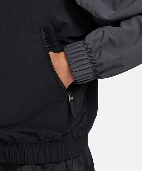 NIKE（ナイキ）の「ナイキ スポーツウェア アンプリファイ ジュニア ウーブン フルジップ ジャケット / Nike Sportswear Amplify Big Kids' Woven Full-Zip Jacket FN9134-010 Black（ナイロンジャケット・キッズ・ブラック・130/140/150/160/170）」の5枚目の写真