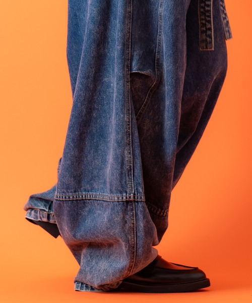 a.p.o.v.（エーピーオービー）の「a.p.o.v. ウエストロングベルトワイドバレルレッグオーバーダイデニムパンツ（デニムパンツ・メンズ・ブルー/ブラック・ONESIZE）」の10枚目の写真