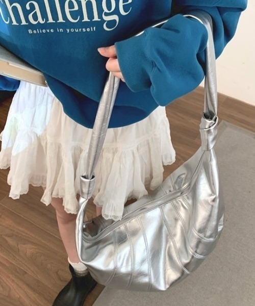 ROOPTOKYO(ループトウキョウ)の「フェイクレザーショルダーバッグ 大容量 秋物 秋服 2026年秋冬(ハンドバッグ・レディース・レッド/シルバー/ブラック・FREE)」の3枚目の写真