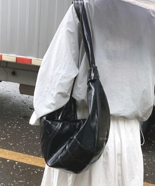 ROOPTOKYO(ループトウキョウ)の「フェイクレザーショルダーバッグ 大容量 秋物 秋服 2026年秋冬(ハンドバッグ・レディース・レッド/シルバー/ブラック・FREE)」の17枚目の写真