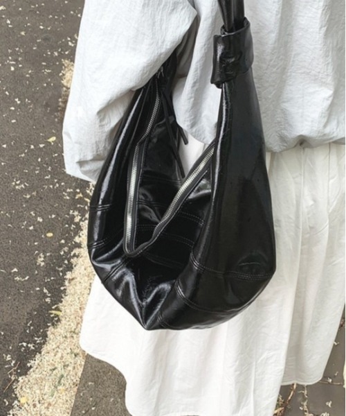 ROOPTOKYO(ループトウキョウ)の「フェイクレザーショルダーバッグ 大容量 秋物 秋服 2026年秋冬(ハンドバッグ・レディース・レッド/シルバー/ブラック・FREE)」の18枚目の写真