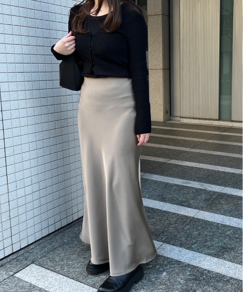 Reurie'(レウリィ)の「セミフレアサテンスカート(ayaka select) / ロング丈 Aライン きれいめ レディライク シンプル ベーシック オフィスカジュアル(スカート・レディース・ベージュ/ブラック・FREE)」の5枚目の写真