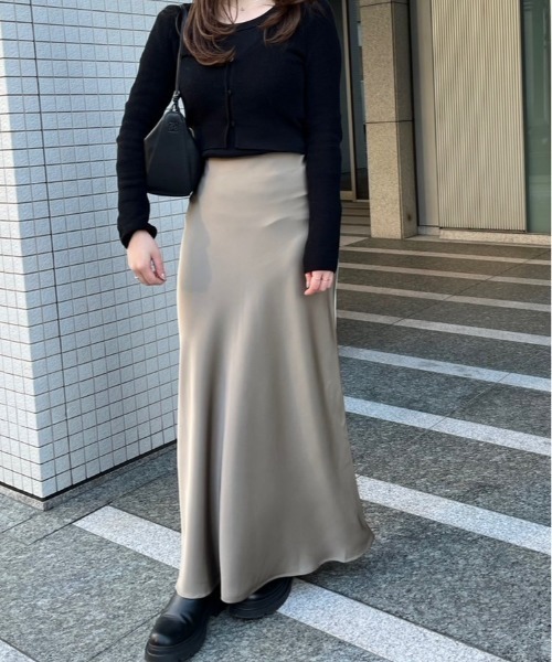Reurie'(レウリィ)の「セミフレアサテンスカート(ayaka select) / ロング丈 Aライン きれいめ レディライク シンプル ベーシック オフィスカジュアル(スカート・レディース・ベージュ/ブラック・FREE)」の7枚目の写真