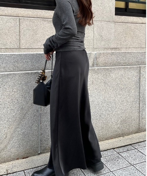 Reurie'(レウリィ)の「セミフレアサテンスカート(ayaka select) / ロング丈 Aライン きれいめ レディライク シンプル ベーシック オフィスカジュアル(スカート・レディース・ベージュ/ブラック・FREE)」の10枚目の写真