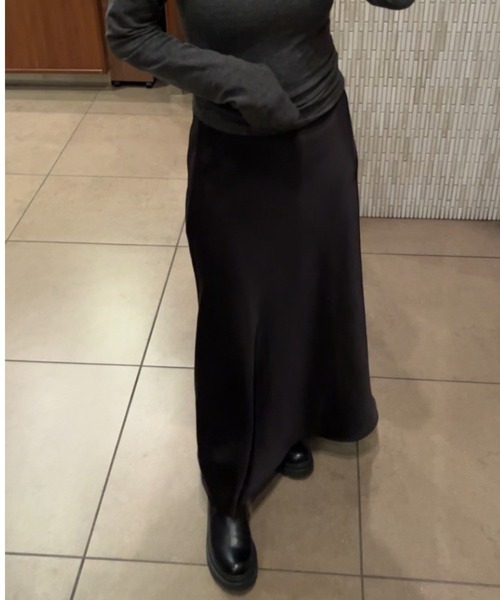 Reurie'(レウリィ)の「セミフレアサテンスカート(ayaka select) / ロング丈 Aライン きれいめ レディライク シンプル ベーシック オフィスカジュアル(スカート・レディース・ベージュ/ブラック・FREE)」の3枚目の写真
