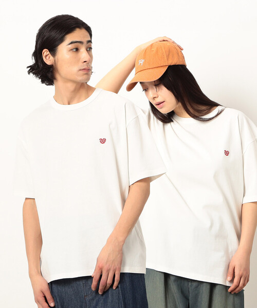 Purple&Yellow（パープルアンドイエロー）の「ワンポイントハート刺繍 半袖Ｔシャツ（Tシャツ/カットソー・メンズ・ブラック/ネイビー/ホワイト/サックスブルー・MEDIUM/SMALL/LARGE）」の2枚目の写真