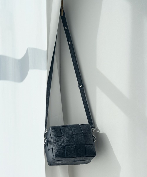 IACUCCI（イアクッチ）の「ベルタ XXS CERVO（ショルダーバッグ・レディース・ネイビー/ピンク/ボルドー・FREE）」の6枚目の写真