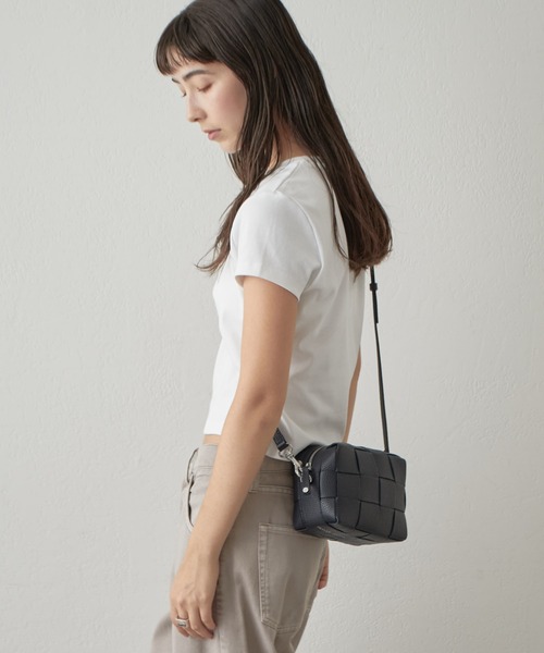 IACUCCI（イアクッチ）の「ベルタ XXS CERVO（ショルダーバッグ・レディース・ネイビー/ピンク/ボルドー・FREE）」の21枚目の写真