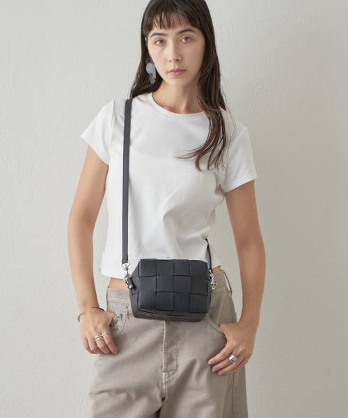 IACUCCI（イアクッチ）の「ベルタ XXS CERVO（ショルダーバッグ・レディース・ネイビー/ピンク/ボルドー・FREE）」の22枚目の写真