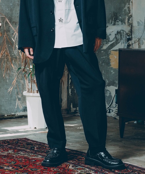 RYU(リュー)の「gabardine two-tuck slacks(スラックス・メンズ・ダークネイビー/ダークグレー・1/2/4)」の1枚目の写真