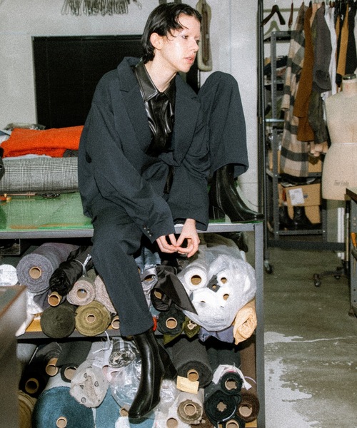 RYU(リュー)の「gabardine two-tuck slacks(スラックス・メンズ・ダークネイビー/ダークグレー・1/2/4)」の4枚目の写真
