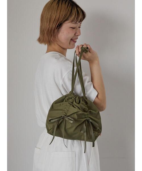 ehka sopo（エヘカソポ）の「リボンシャーリング巾着バッグ（ハンドバッグ・レディース・カーキ/ブラック/オフホワイト・F）」の20枚目の写真