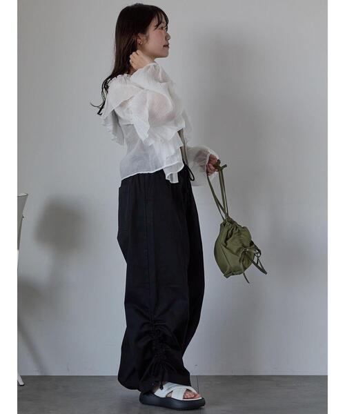 ehka sopo（エヘカソポ）の「リボンシャーリング巾着バッグ（ハンドバッグ・レディース・カーキ/ブラック/オフホワイト・F）」の18枚目の写真