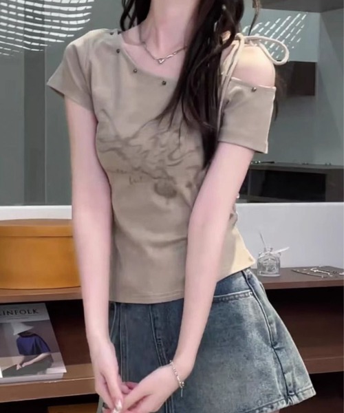 VQ（ブイキュー）の「Off-shoulder T-shirt with studs around the collar / 衿周りスタッズオフショルダーTシャツ（Tシャツ/カットソー・レディース・ダークグレー/ダークベージュ/ライトベージュ・FREE）」の3枚目の写真