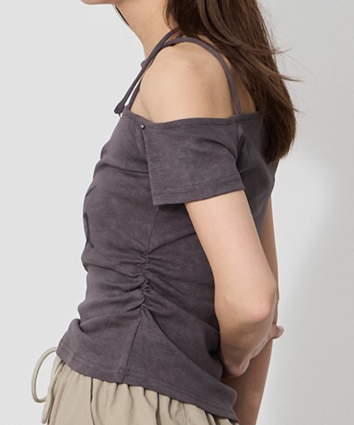 VQ（ブイキュー）の「Off-shoulder T-shirt with studs around the collar / 衿周りスタッズオフショルダーTシャツ（Tシャツ/カットソー・レディース・ダークグレー/ダークベージュ/ライトベージュ・FREE）」の8枚目の写真