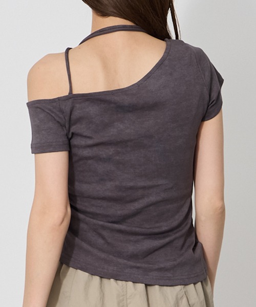 VQ（ブイキュー）の「Off-shoulder T-shirt with studs around the collar / 衿周りスタッズオフショルダーTシャツ（Tシャツ/カットソー・レディース・ダークグレー/ダークベージュ/ライトベージュ・FREE）」の7枚目の写真