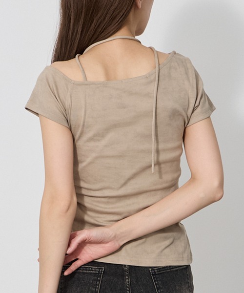 VQ（ブイキュー）の「Off-shoulder T-shirt with studs around the collar / 衿周りスタッズオフショルダーTシャツ（Tシャツ/カットソー・レディース・ダークグレー/ダークベージュ/ライトベージュ・FREE）」の4枚目の写真