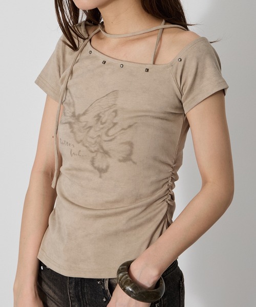 VQ（ブイキュー）の「Off-shoulder T-shirt with studs around the collar / 衿周りスタッズオフショルダーTシャツ（Tシャツ/カットソー・レディース・ダークグレー/ダークベージュ/ライトベージュ・FREE）」の16枚目の写真