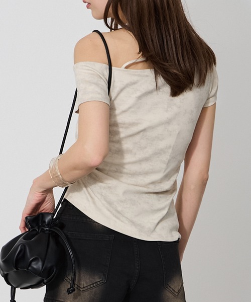 VQ（ブイキュー）の「Off-shoulder T-shirt with studs around the collar / 衿周りスタッズオフショルダーTシャツ（Tシャツ/カットソー・レディース・ダークグレー/ダークベージュ/ライトベージュ・FREE）」の12枚目の写真