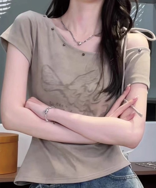 VQ（ブイキュー）の「Off-shoulder T-shirt with studs around the collar / 衿周りスタッズオフショルダーTシャツ（Tシャツ/カットソー・レディース・ダークグレー/ダークベージュ/ライトベージュ・FREE）」の19枚目の写真