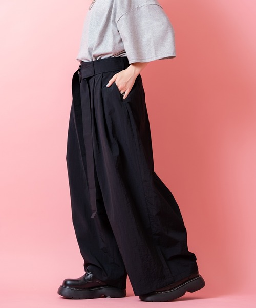 a.p.o.v.(エーピーオービー)の「a.p.o.v. コードロングベルトマットポリスーパーワイド袴パンツ(その他パンツ・メンズ・ブラック/グレー・ONESIZE)」の3枚目の写真