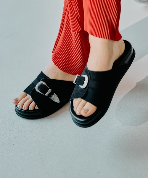 LEPSIM(レプシィム)の「ウェスタンスライドサンダル 494443(サンダル・レディース・サンドベージュ/ブラック・MEDIUM/LARGE)」の4枚目の写真