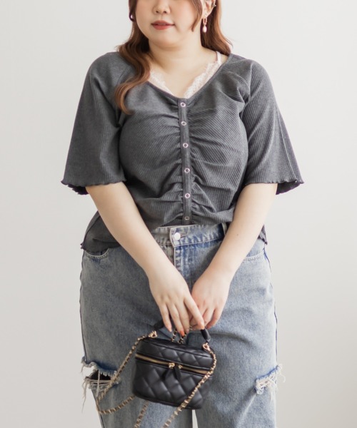 CLETTE(クレット)の「レースキャミレイヤード風シャーリングプルオーバー(Tシャツ/カットソー・レディース・ブラック/アイボリー/チャコールグレー・LL/4L/3L)」の3枚目の写真